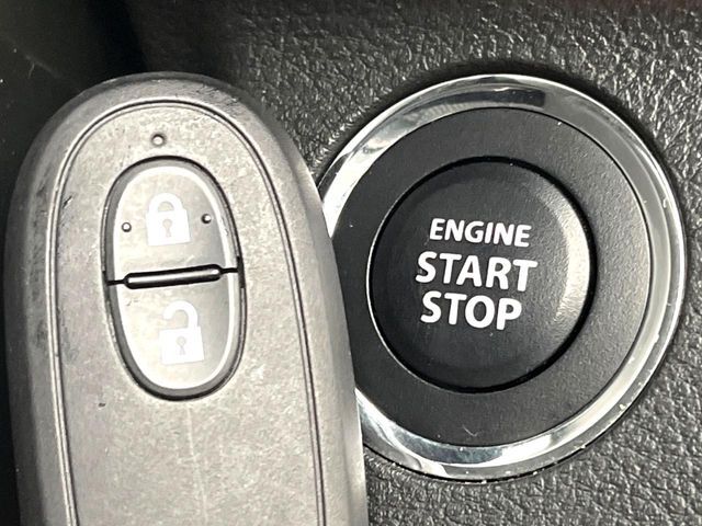 【キーレススタートシステム】カバンやポケットに入れたままでもドアの施錠・解錠が可能なスマートキーを装備。エンジンのオン・オフ時もカギを取り出す必要が無いからとっても便利です♪
