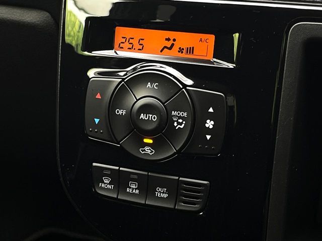 【オートエアコン】一度お好みの温度に設定すれば、車内の温度を検知し風量や温度を自動で調整。暑い…寒い…と何度もスイッチ操作をする必要はありません。快適な車内空間には必須の機能ですね♪