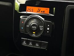 【オートエアコン】一度お好みの温度に設定すれば、車内の温度を検知し風量や温度を自動で調整。暑い…寒い…と何度もスイッチ操作をする必要はありません。快適な車内空間には必須の機能ですね♪