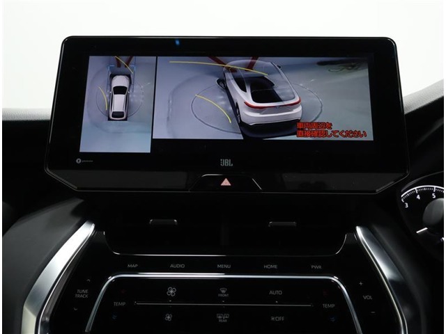 サイドクリアランスビュー表示中に、旋回時の運転操作に合わせて自動で車両を斜め後方から見たような映像を表示。