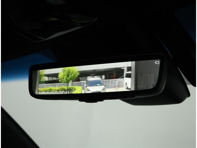 デジタルインナーミラー装備！車両後方のカメラの映像をデジタル補正で視認性を向上させてインナーミラー内に表示します♪視界を遮るものがなく、後席に同乗者がいても後方を確認しやすく安心です♪
