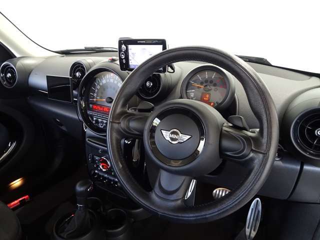 お車に詳しくないお客様もご安心下さい！当店スタッフが詳細な点までしっかりご説明致します！車の事だけでなく、ローンの手続きや購入の流れ等小さな疑問も当店で解決させて下さい！