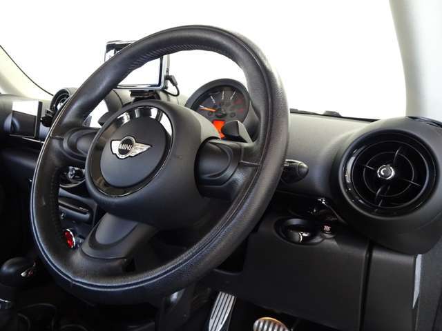 現在限られた人員で多数のお問い合わせに対応していることや、ショールーム以外のモータープールにて保管をしている車輌も多数あるため、実車をご覧になりたい場合はご来店前に事前確認のご連絡をお願い致します。