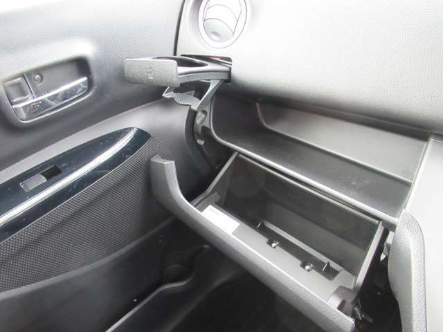 グローブボックス☆車検証入れ等収納できます☆