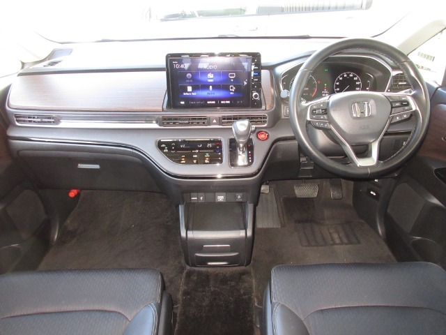 握りやすいハンドルには、オーディオコントロールとクルーズコントロールスイッチが装備されており、ハンドルから手を離さずに操作が出来ます。感覚で操作ができて便利で安全ですね！