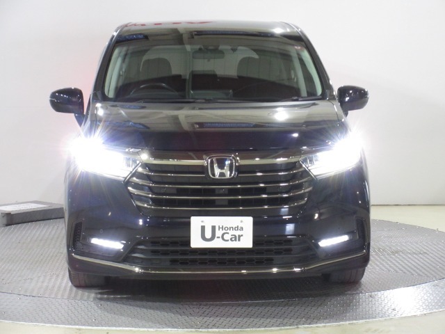 ハロゲンより明るく、より遠くまでさらなる安心感のあるLEDヘッドライトを採用。照射軸の上下方向を自動調整するオートレベリング機構、点灯忘れも防止できるオートライトコントロール機構付きです。