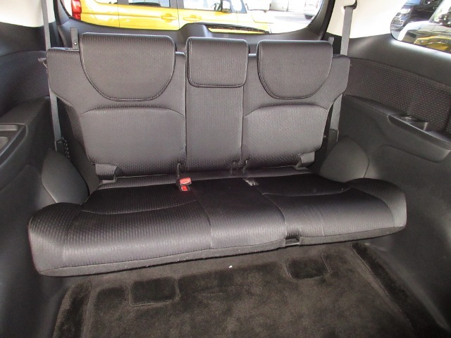 ゆとりの室内幅でゆったりサイズ。3分割リクライニング機構により中央席と左右席のリクライニング角度を変えることで、肩が触れ合うことなく3名が座れます。シートバック中央部を倒せば長尺物を積載できます。