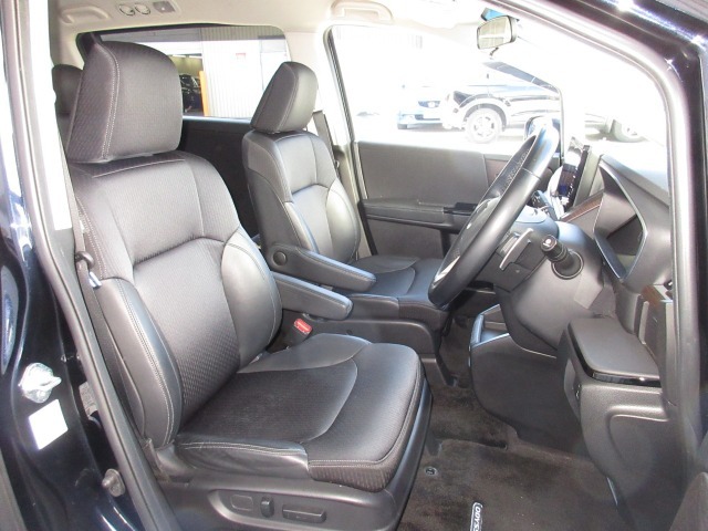 運転席に、シートの前後スライド、リクライニングを調整できるパワーシートを備えています。ドライバーに合せ最適なポジションが設定できます。