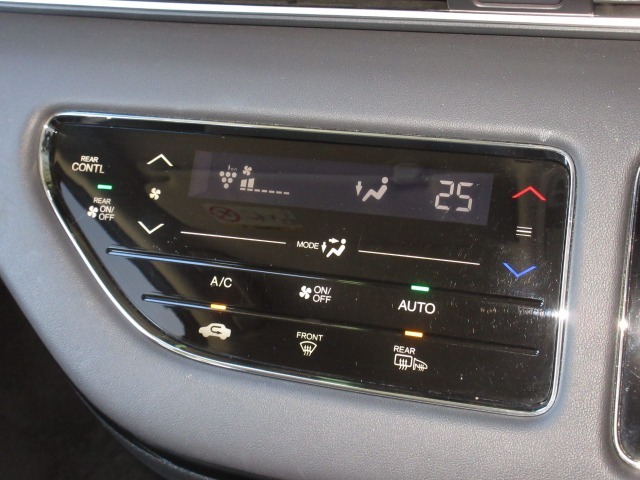 操作部に静電式タッチパネルを採用したフルオート・エアコンディショナー。Honda インターナビ同様、スマートフォン感覚の直感操作を実現しています。