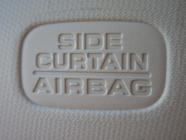 サイドカーテンエアバックシステムは、側面衝突時に大人から子供までさまざまな体格の乗員の頭部や頚部を広範囲で保護。特にセンターピラーへの頭部衝突を防ぐ展開性能を実現しています。