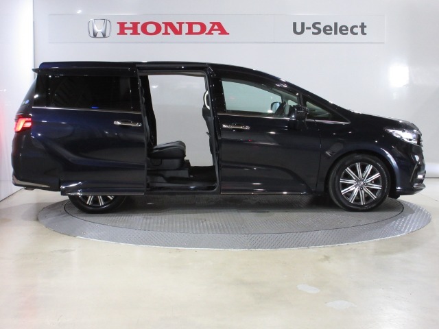 ハンドグリップ付両側電動パワースライドドアがついております。ご年配の方や小さいお子さんの乗り降りも楽々ですね。万が一ドアに手を挟んでしまっても、挟み込み防止機構が付いていて安心です！