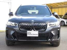 BMWと言えば特徴的なキドニーグリル。ダイナミックなフロントマスクを演出します。