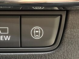 【スマートブレーキサポート】走行中に前方の車両等を認識し、衝突しそうな時は警報とブレーキで衝突回避と被害軽減をアシスト。より安全にドライブをお楽しみいただけます。