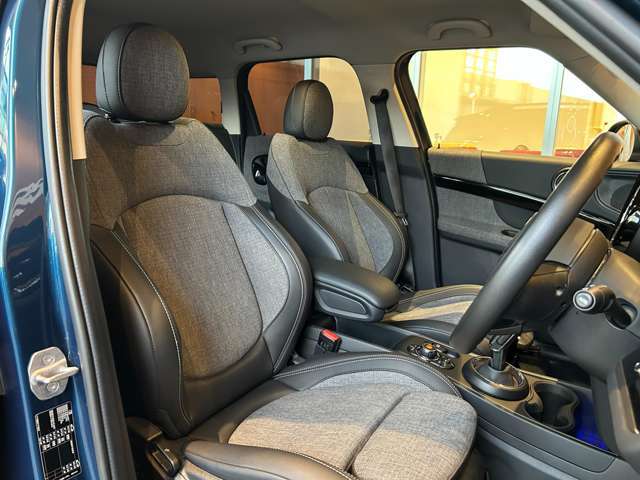 ハーフレザーシート：身体に馴染みやすい革と通気性の良い布を両立させたシートです。