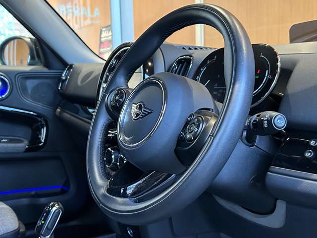 レザーステアリングホイール：手になじみやすいステアリングで左右の機能でナビに触らず、音量調整や切り替えができるので、走行中にとても便利です！