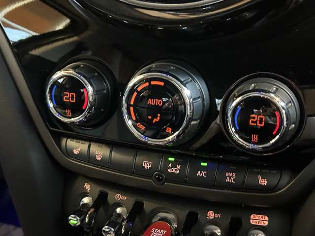 AUTOエアコン：左右別で温度調節が可能です。自分の好きな温度でドライブをお楽しみください♪