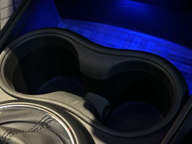 ドリンクホルダー：お好きな飲み物が手の届きやすいところに置けます！