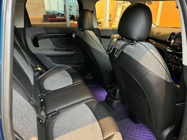 ハーフレザーシート：身体に馴染みやすい革と通気性の良い布を両立させたシートです。