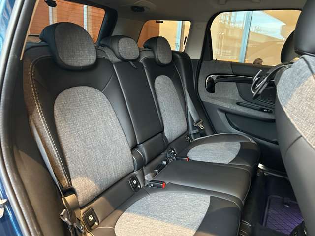 ハーフレザーシート：身体に馴染みやすい革と通気性の良い布を両立させたシートです。