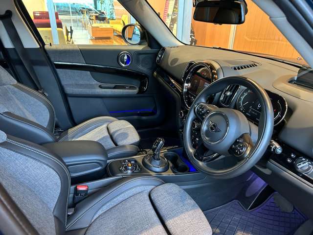 ハーフレザーシート：身体に馴染みやすい革と通気性の良い布を両立させたシートです。