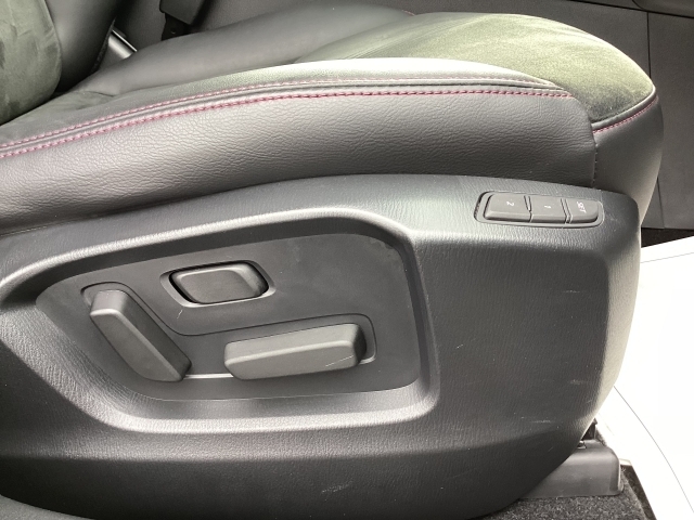 シートメモリー機能を備える10WAYパワーシートを装備！体格や好みに応じたポジションをスムーズに調整できます。