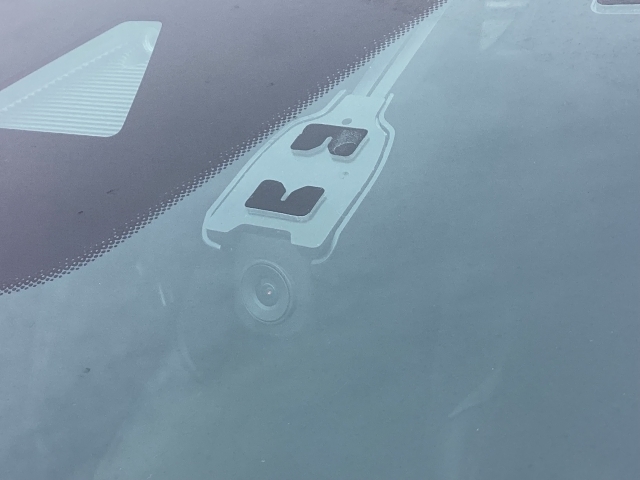 運転中の映像・音声などを記録して、交通事故やトラブルが起きた時の正確な状況把握に役立つドライブレコーダーが装着されています。