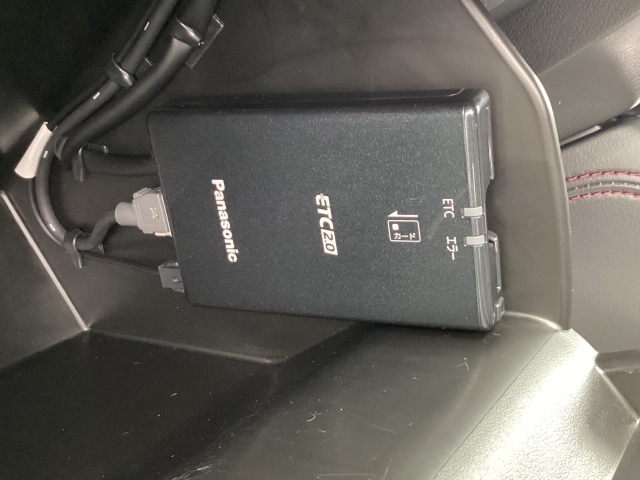 渋滞の迂回ルートや災害時の適切な誘導を行い、安全運転をサポートしてくれるETC2.0が装着されています。