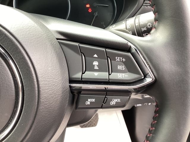 MRCC（マツダレーダークルーズコントロール）は先行車との車間を維持しながら追従走行を行い、長距離でのドライバー負担を軽減させてくれます。