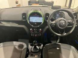 時を経ても深い魅力を放ち続けるMINI。より快適にお乗り頂くために、3つのサポートプログラムをご用意しております。※認定中古車保証は登録日より最長4年間まで延長が可能です。