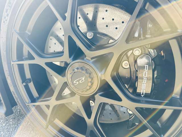 センターロックは標準装備になります