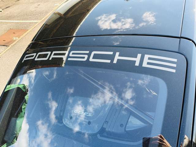 リヤガラスにはPORSCHEロゴデカール