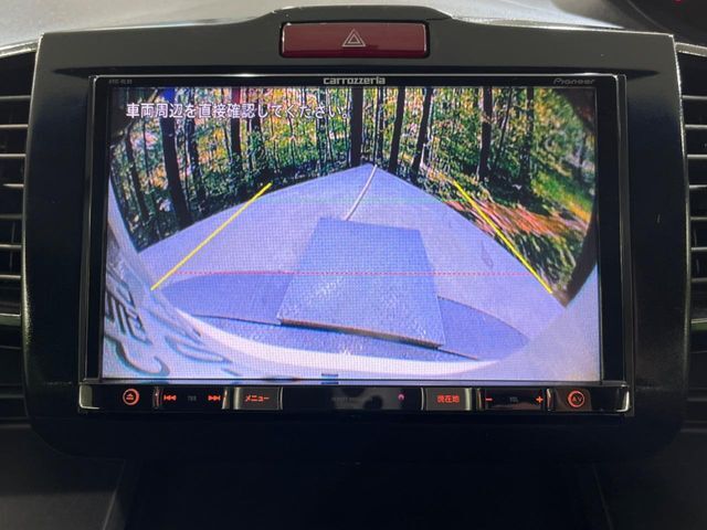 【バックカメラ】駐車時に後方がリアルタイム映像で確認できます。大型商業施設や立体駐車場での駐車時や、夜間のバック時に大活躍！運転スキルに関わらず、今や必須となった装備のひとつです！