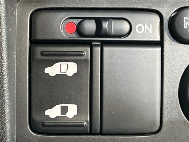 【パワースライドドア】スマートキーや運転席のスイッチでスライドドアの開閉が可能♪電動だから力を入れてドアを開ける必要が無く、小さいお子様でも、重い荷物を持っている時もラクに開け閉めできます♪