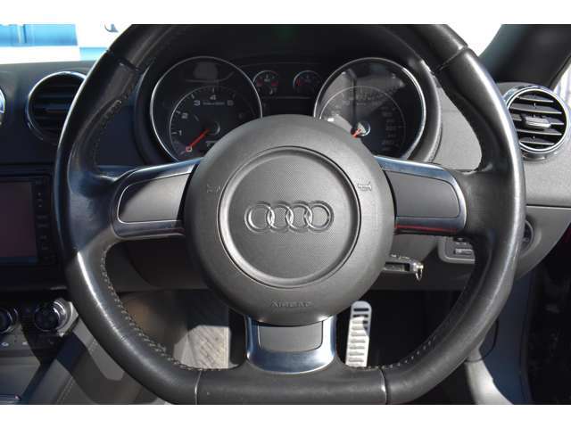 室内はペット臭・タバコ臭などの不快な匂いなどはありません。シートの破れ・焦げ穴・シミ汚れなどもなく大変綺麗です。お問い合わせ無料ダイヤル：0066-9711-594151