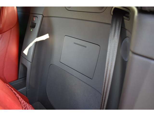 シートを倒すと収納スペースが出てきます！