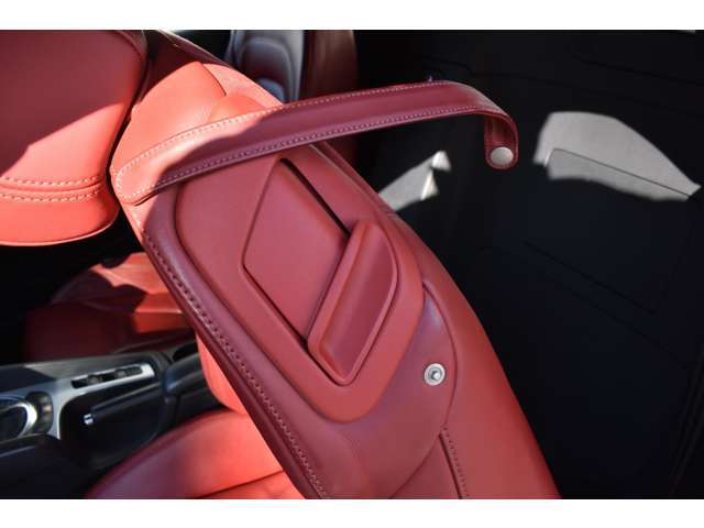 シートを倒す際はこちらのレバーで倒します！