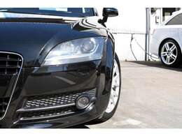 ヘッドライトはHIDヘッドライトが搭載されておりますので、夜間走行時、周りからの発見率も上がりますので、安全性UPにもつながります！！☆当店はカーセンサーアフター保証取扱店でございます☆