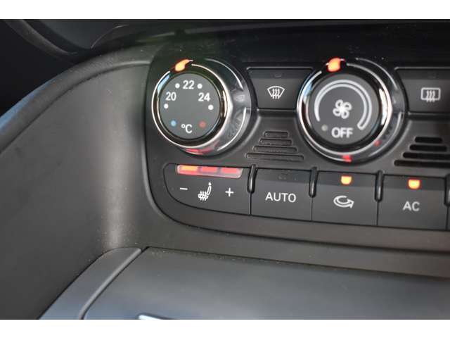 レザーシートは冬場に冷たくなってしまうデメリットがありますがシートヒーターが搭載せれていれば直ぐに温まるので快適にドライブできます！