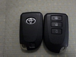 スマートキー付！キーを取り出さなくてもドアロックの施錠・開錠、エンジンの始動が出来ます！雨の日や荷物の多い日にとても便利ですね♪