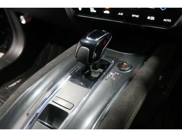 ハイブリッド車特有の小型セレクトノブは軽いタッチでスマートに操作できますよ。