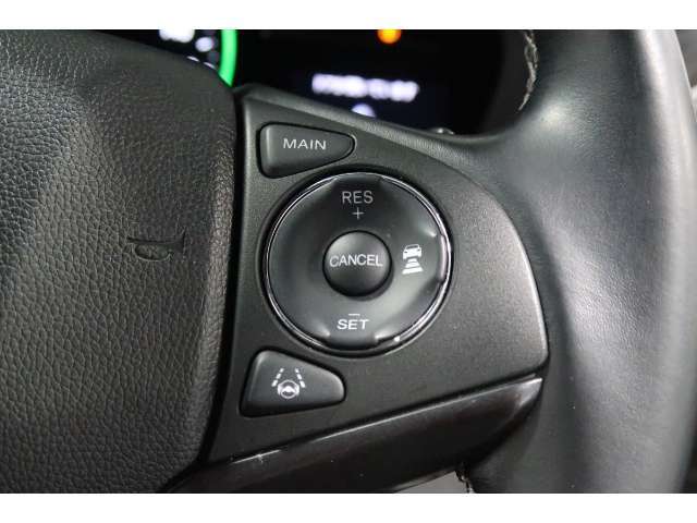 Hondaセンシングの機能のひとつ、アダプティブクルーズコントロール付！アクセルから足を離しても設定したスピードと前車との車間を保ち走行してくれます！車線維持もアシスト☆高速道路で疲労軽減ですね☆