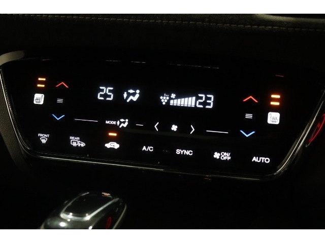 オートエアコンは左右席で独立温度コントロールが可能です。シートヒーター付きで、冷えた車内でもスイッチを押せば数秒で座面と背もたれがあたたかくなります。