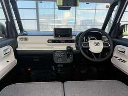 【インパネ】統一感のある洗練されたデザインのインパネ。操作パネルもドライバーを中心とした配置です。