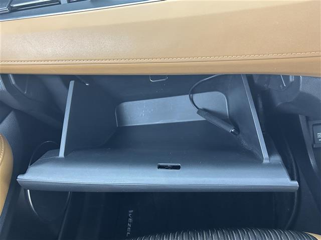 【グローブボックス】車検証ケースや、日頃使う小物類の収納に便利ですね！