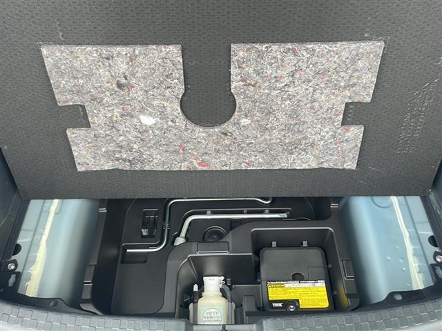 【フロアマット】車内を綺麗に保つのには必須のアイテムです。当店ではフカフカな新品マットも絶賛取り扱い中！ぜひご相談くださいませ。