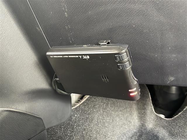 【ETC】有料道路を利用する際に料金所で停止することなく通過できる、ETC車載器（ノンストップ自動料金収受システム機器）が装備されています。セットアップを行うことで利用可能になります。