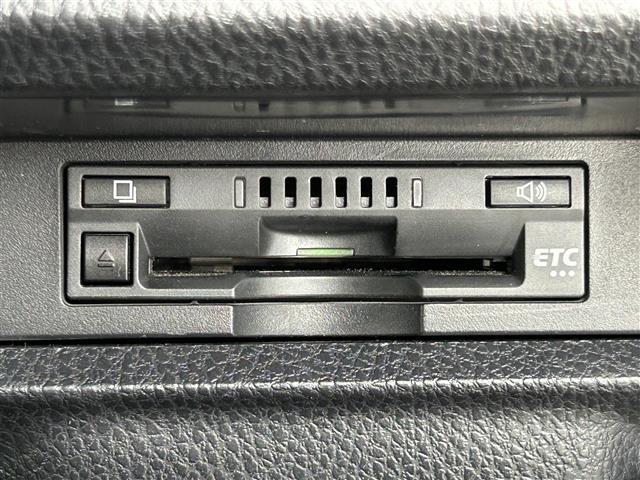 【ETC】有料道路を利用する際に料金所で停止することなく通過できる、ETC車載器（ノンストップ自動料金収受システム機器）が装備されています。セットアップを行うことで利用可能になります。
