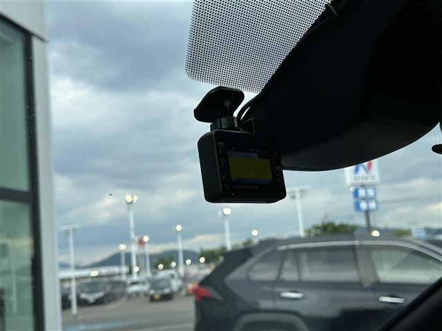 【ドライブレコーダー】映像・音声などの運転中の記録を残します。事故などを起こした起こされた時の証拠になりえますので、もしも時でも安心ですね。
