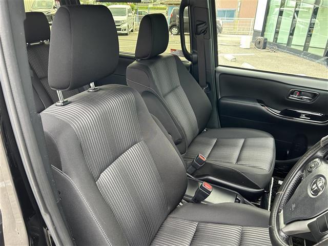 【運転席】座り心地が良いシートなので長時間の運転でも快適にお過ごしいただけます。新品のフロアマットのご注文も可能です。掲載箇所以外にご希望の写真がございましたらお気軽にお問い合わせ下さい。