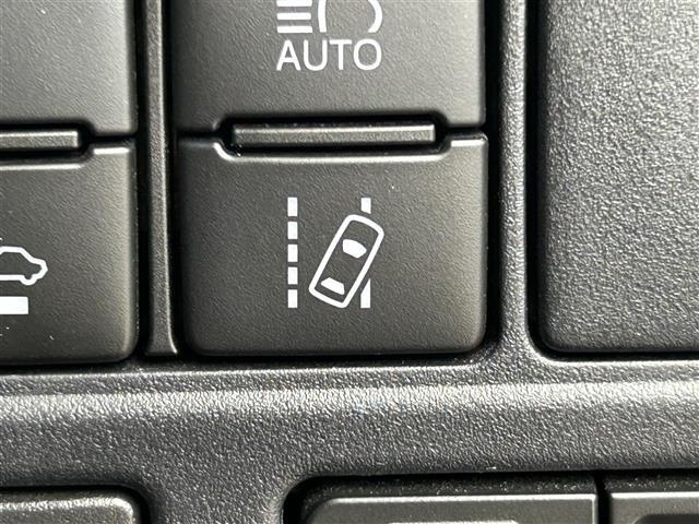 【レーンディパーチャーアラート（LDA）】クルマが車線または走路から逸脱する可能性がある場合に、ブザーまたはハンドルの振動により注意をうながします。機能には限界があるためご注意ください。